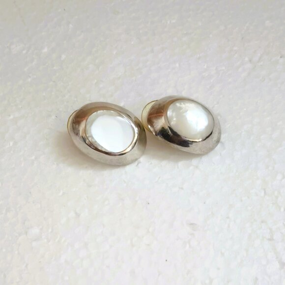 925 Oval Mother of Pearl Earrings Sterling Silver Pierced - Picture 1 of 12